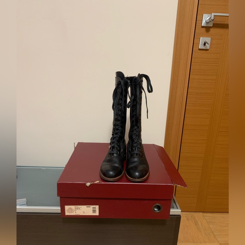 Wolverine 1000 Mile Sophia lace up boots.